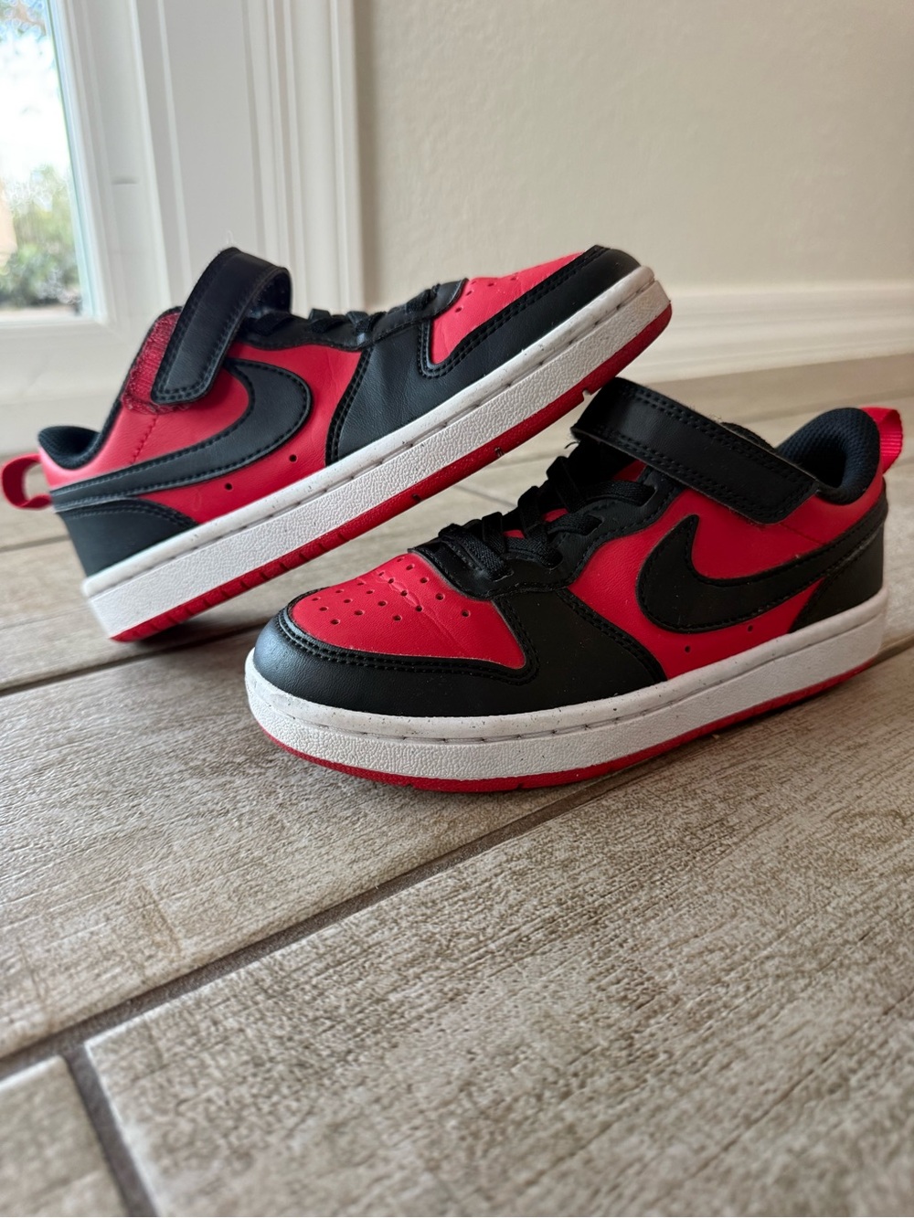 Nike Kids Black and Red Low-Top Sneakers with Hook-and-Loop Strap